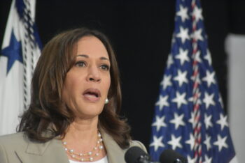 (NEW) Vice President of the United States Kamala Harris delivers remarks on the overturning of Roe V. Wade. June 26, 2022, Plainfield, IL, USA: Vice President of the United States Kamala Harris delivers remarks on the overturning of Roe V. Wade. which is a landmark decision handed down in 1973 by the United States Supreme Court on the question of the constitutionality of laws that criminalized or restricted access to abortions. Credit: Kyle Mazza/TheNews2 (Foto: Kyle Mazza/TheNews2/Deposit Photos)